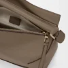 Mittlere „Puzzle Edge“-Tasche aus weichem, genarbtem Kalbsleder Mittlere „Puzzle Edge“-Tasche aus weichem, genarbtem Kalbsleder