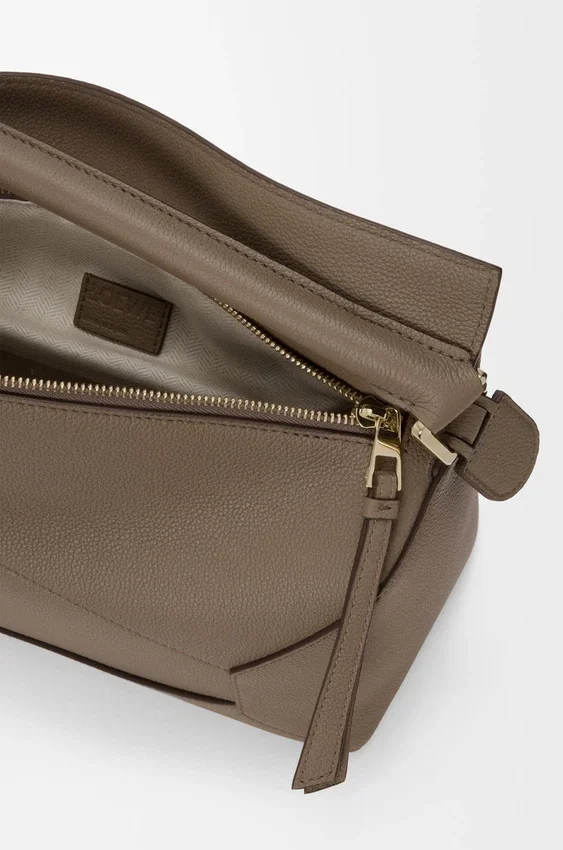 Mittlere „Puzzle Edge“-Tasche aus weichem, genarbtem Kalbsleder Mittlere „Puzzle Edge“-Tasche aus weichem, genarbtem Kalbsleder
