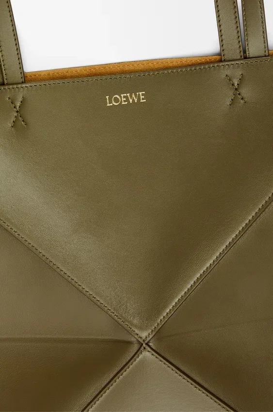 Mittlere „Puzzle Fold“-Tasche aus glänzendem Kalbsleder Mittlere „Puzzle Fold“-Tasche aus glänzendem Kalbsleder