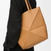 Mittlere „Puzzle Fold“-Tasche aus glänzendem Kalbsleder Mittlere „Puzzle Fold“-Tasche aus glänzendem Kalbsleder