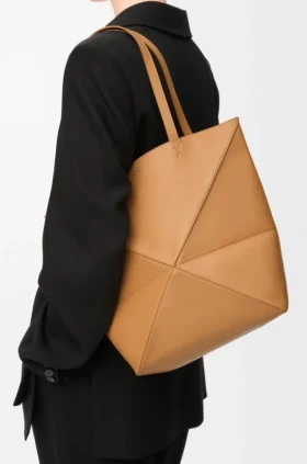 Mittlere „Puzzle Fold“-Tasche aus glänzendem Kalbsleder