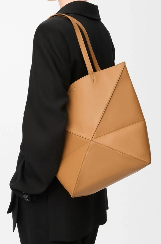 Mittlere „Puzzle Fold“-Tasche aus glänzendem Kalbsleder Mittlere „Puzzle Fold“-Tasche aus glänzendem Kalbsleder