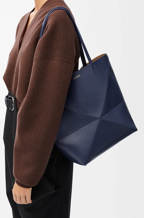 Mittlere „Puzzle Fold“-Tasche aus glänzendem Kalbsleder Mittlere „Puzzle Fold“-Tasche aus glänzendem Kalbsleder