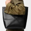 Mittlere „Puzzle Fold“-Tasche aus glänzendem Kalbsleder Mittlere „Puzzle Fold“-Tasche aus glänzendem Kalbsleder