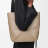 Mittlere „Puzzle Fold“-Tasche aus glänzendem Kalbsleder Mittlere „Puzzle Fold“-Tasche aus glänzendem Kalbsleder