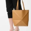 Mittlere „Puzzle Fold“-Tasche aus glänzendem Kalbsleder Mittlere „Puzzle Fold“-Tasche aus glänzendem Kalbsleder