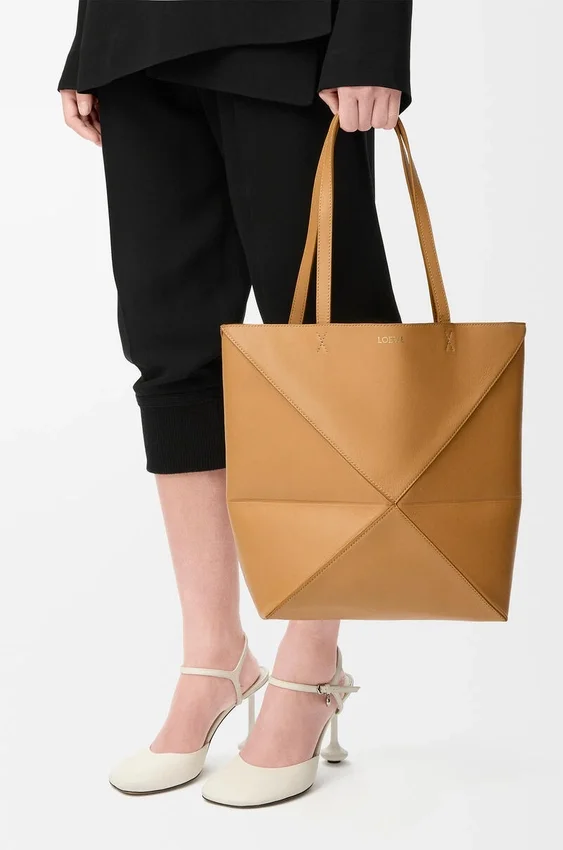 Mittlere „Puzzle Fold“-Tasche aus glänzendem Kalbsleder Mittlere „Puzzle Fold“-Tasche aus glänzendem Kalbsleder