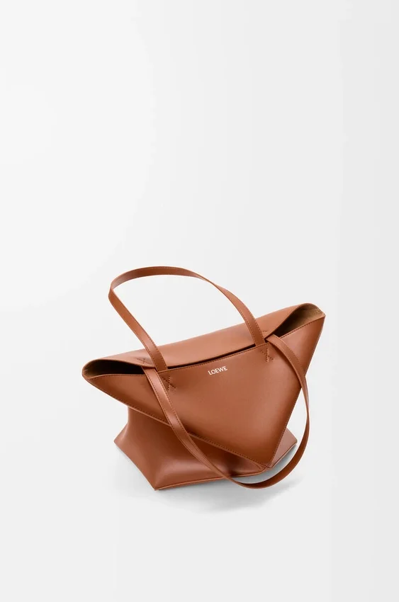Mittlere „Puzzle Fold“-Tasche aus glänzendem Kalbsleder Mittlere „Puzzle Fold“-Tasche aus glänzendem Kalbsleder