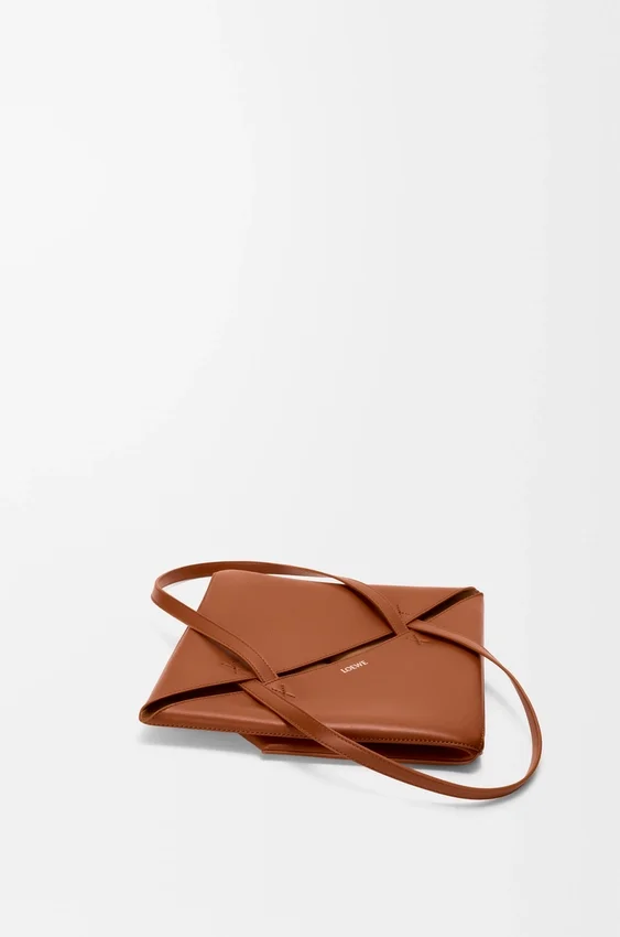 Mittlere „Puzzle Fold“-Tasche aus glänzendem Kalbsleder Mittlere „Puzzle Fold“-Tasche aus glänzendem Kalbsleder