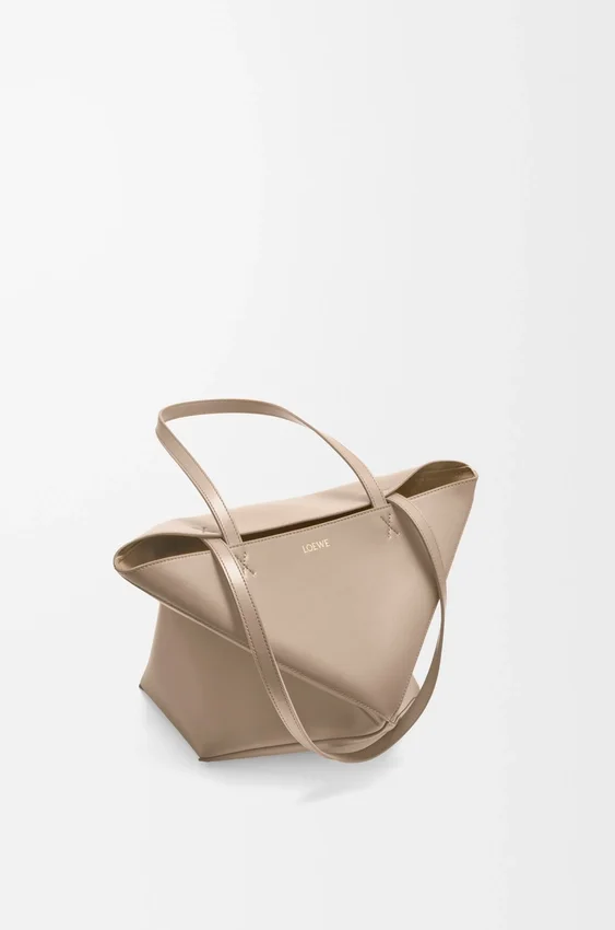 Mittlere „Puzzle Fold“-Tasche aus glänzendem Kalbsleder Mittlere „Puzzle Fold“-Tasche aus glänzendem Kalbsleder
