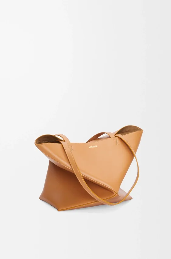 Mittlere „Puzzle Fold“-Tasche aus glänzendem Kalbsleder Mittlere „Puzzle Fold“-Tasche aus glänzendem Kalbsleder