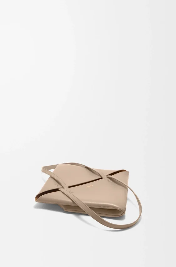 Mittlere „Puzzle Fold“-Tasche aus glänzendem Kalbsleder Mittlere „Puzzle Fold“-Tasche aus glänzendem Kalbsleder