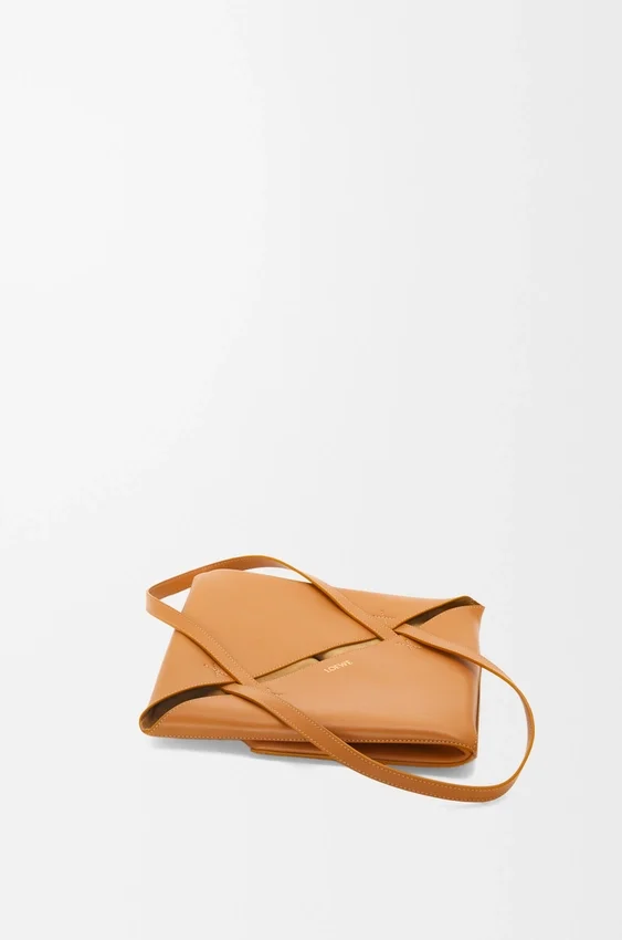 Mittlere „Puzzle Fold“-Tasche aus glänzendem Kalbsleder Mittlere „Puzzle Fold“-Tasche aus glänzendem Kalbsleder