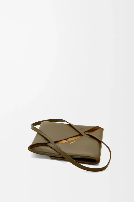 Mittlere „Puzzle Fold“-Tasche aus glänzendem Kalbsleder Mittlere „Puzzle Fold“-Tasche aus glänzendem Kalbsleder