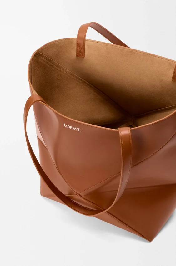 Mittlere „Puzzle Fold“-Tasche aus glänzendem Kalbsleder Mittlere „Puzzle Fold“-Tasche aus glänzendem Kalbsleder