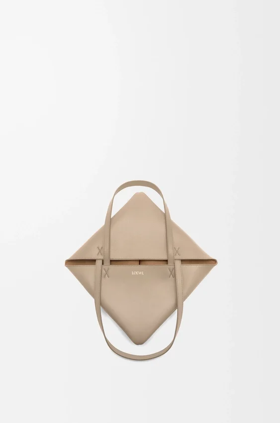Mittlere „Puzzle Fold“-Tasche aus glänzendem Kalbsleder Mittlere „Puzzle Fold“-Tasche aus glänzendem Kalbsleder