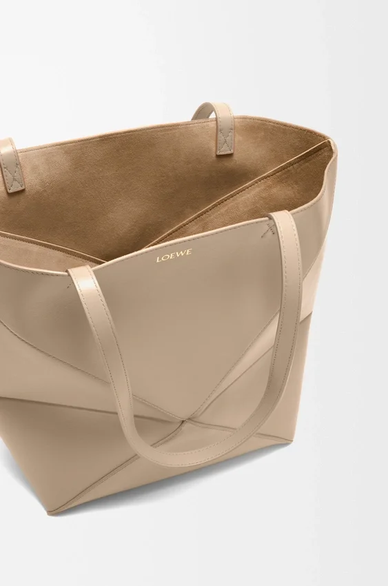Mittlere „Puzzle Fold“-Tasche aus glänzendem Kalbsleder Mittlere „Puzzle Fold“-Tasche aus glänzendem Kalbsleder