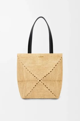 Mittlere „Puzzle Fold“-Tragetasche aus Raffia