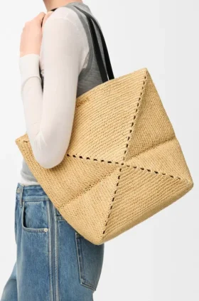 Mittlere „Puzzle Fold“-Tragetasche aus Raffia
