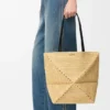 Mittlere „Puzzle Fold“-Tragetasche aus Raffia Mittlere „Puzzle Fold“-Tragetasche aus Raffia