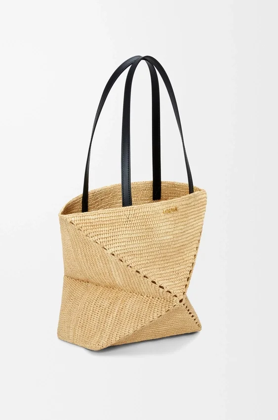 Mittlere „Puzzle Fold“-Tragetasche aus Raffia Mittlere „Puzzle Fold“-Tragetasche aus Raffia