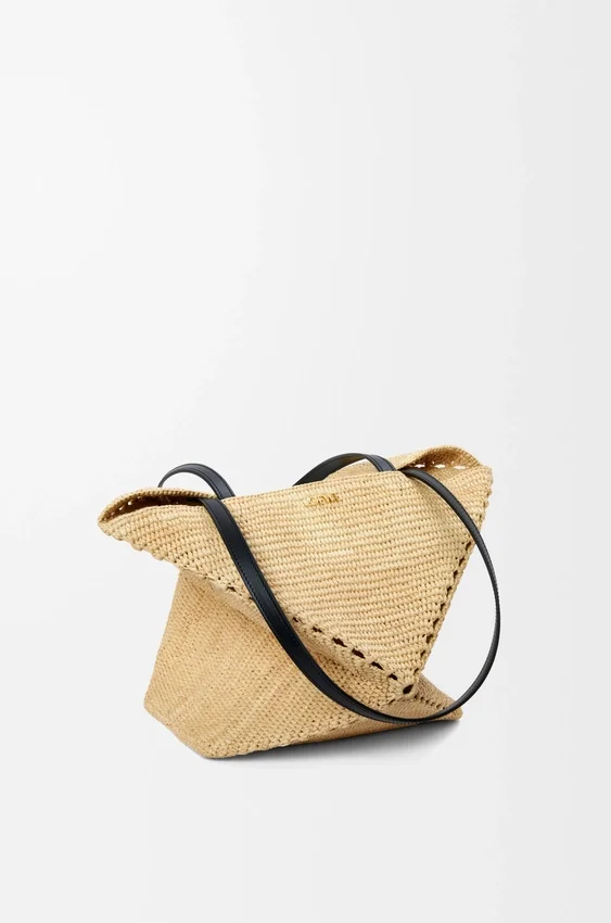 Mittlere „Puzzle Fold“-Tragetasche aus Raffia Mittlere „Puzzle Fold“-Tragetasche aus Raffia