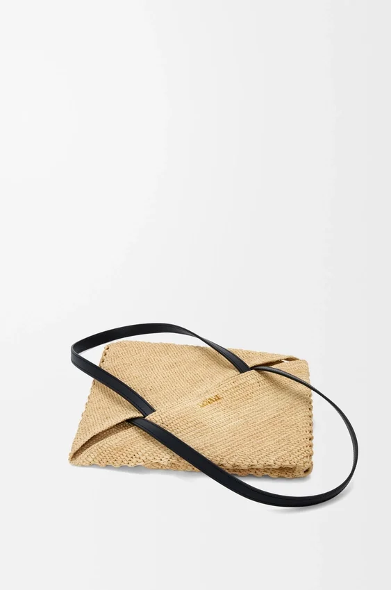Mittlere „Puzzle Fold“-Tragetasche aus Raffia Mittlere „Puzzle Fold“-Tragetasche aus Raffia