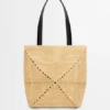 Mittlere „Puzzle Fold“-Tragetasche aus Raffia Mittlere „Puzzle Fold“-Tragetasche aus Raffia