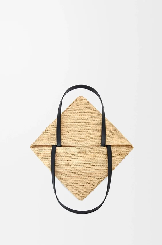 Mittlere „Puzzle Fold“-Tragetasche aus Raffia Mittlere „Puzzle Fold“-Tragetasche aus Raffia