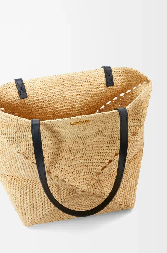 Mittlere „Puzzle Fold“-Tragetasche aus Raffia Mittlere „Puzzle Fold“-Tragetasche aus Raffia