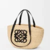 Mittlerer „Eclipse“-Korb aus Raffia und Kalbsleder Mittlerer „Eclipse“-Korb aus Raffia und Kalbsleder
