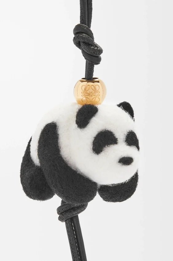 Panda-Anhänger aus Filz und Kalbsleder Panda-Anhänger aus Filz und Kalbsleder