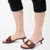 Pebble-Slide aus weichem Kalbsleder Pebble-Slide aus weichem Kalbsleder
