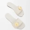 Pebble-Slide aus weichem Kalbsleder Pebble-Slide aus weichem Kalbsleder