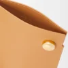 Pebble-Würfel-Tasche aus klassischem Kalbsleder Pebble-Würfel-Tasche aus klassischem Kalbsleder