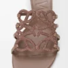„Petal Anagram“-Pantolette aus mit Strasssteinen verziertem Wildleder „Petal Anagram“-Pantolette aus mit Strasssteinen verziertem Wildleder