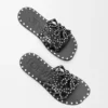 „Petal Anagram“-Pantolette aus pflanzlich gegerbtem Kalbsleder mit Metallnieten