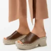 „Petal“ Espadrille-Plateauslipper aus pflanzlich gegerbtem Kalbsleder „Petal“ Espadrille-Plateauslipper aus pflanzlich gegerbtem Kalbsleder