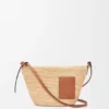 Pochette-Tasche „Slit“ aus Raffia und Kalbsleder Pochette-Tasche „Slit“ aus Raffia und Kalbsleder