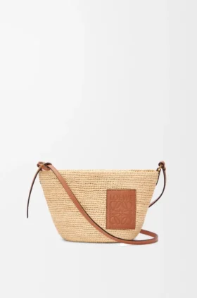 Pochette-Tasche „Slit“ aus Raffia und Kalbsleder Pochette-Tasche „Slit“ aus Raffia und Kalbsleder