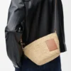 Pochette-Tasche „Slit“ aus Raffia und Kalbsleder Pochette-Tasche „Slit“ aus Raffia und Kalbsleder