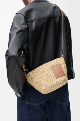 Pochette-Tasche „Slit“ aus Raffia und Kalbsleder Pochette-Tasche „Slit“ aus Raffia und Kalbsleder