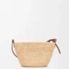 Pochette-Tasche „Slit“ aus Raffia und Kalbsleder Pochette-Tasche „Slit“ aus Raffia und Kalbsleder
