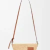 Pochette-Tasche „Slit“ aus Raffia und Kalbsleder Pochette-Tasche „Slit“ aus Raffia und Kalbsleder