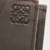 Puzzle-Portemonnaie zum Aufklappen aus klassischem Kalbsleder Puzzle-Portemonnaie zum Aufklappen aus klassischem Kalbsleder
