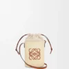 Quadratische Tasche aus Iraca-Palmengeflecht und Kalbsleder Quadratische Tasche aus Iraca-Palmengeflecht und Kalbsleder
