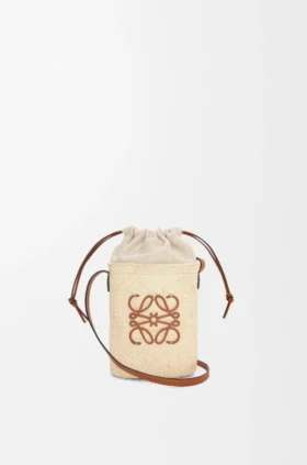 Quadratische Tasche aus Iraca-Palmengeflecht und Kalbsleder