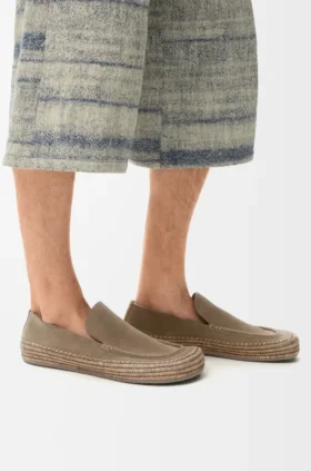 Rio-Loafer aus Wildleder und Raffia Rio-Loafer aus Wildleder und Raffia