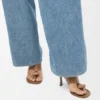 Sandale mit Toggle-Verschluss aus glänzendem, glattem Kalbsleder Sandale mit Toggle-Verschluss aus glänzendem, glattem Kalbsleder