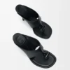 Sandale mit Toggle-Verschluss aus glänzendem, glattem Kalbsleder Sandale mit Toggle-Verschluss aus glänzendem, glattem Kalbsleder